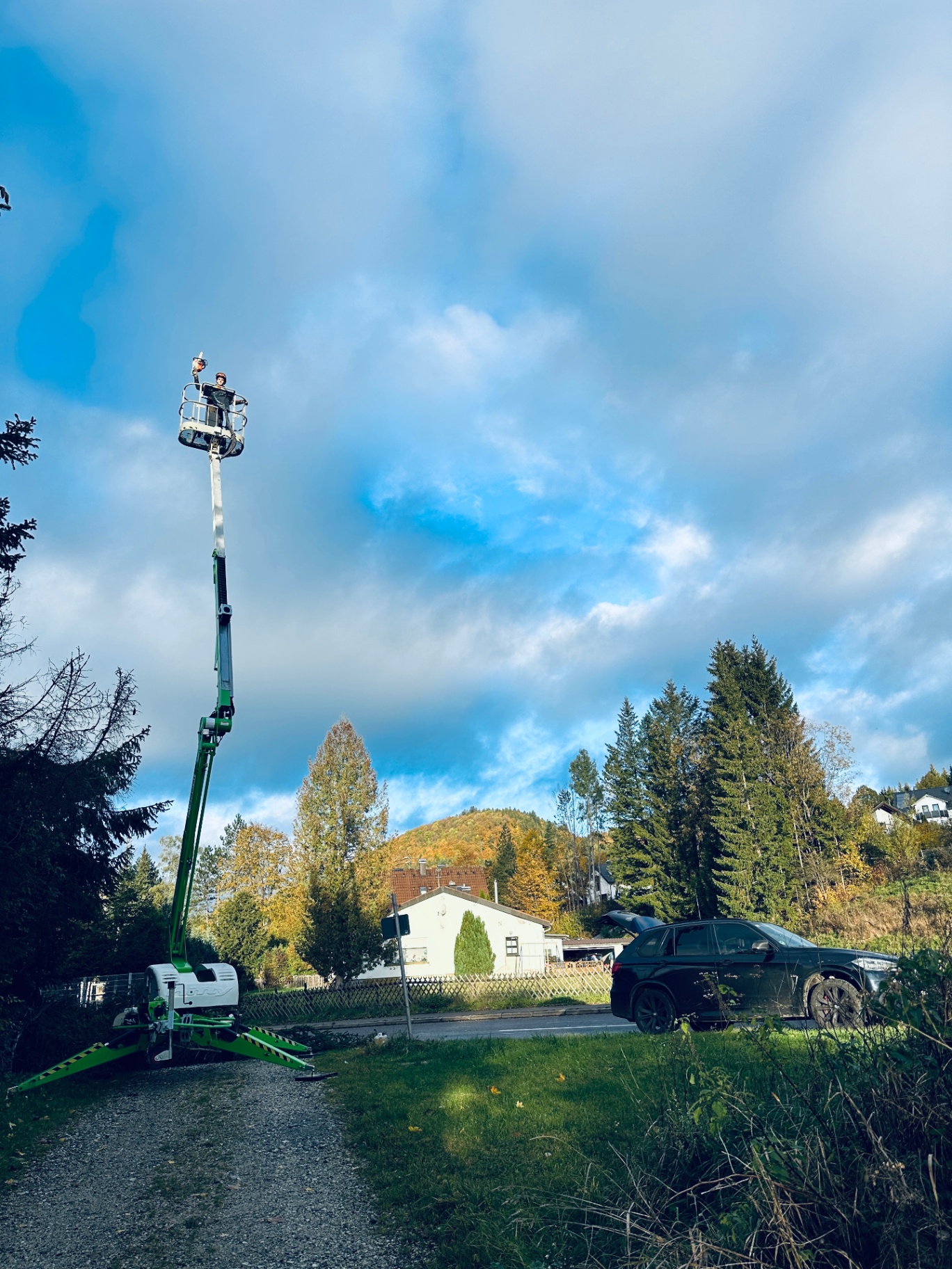 Hubarbeitsbühne im Herbst